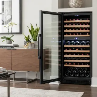 Cave à vin électrique moderne installée dans un salon d'appartement, remplie de bouteilles, porte vitrée entr’ouverte, ambiance élégante et contemporaine, sans lumière directe du soleil.