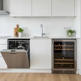 Cuisine moderne avec lave-vaisselle et évier à gauche, cave à vin encastrable à environ 40 cm, tous éléments propres, bien ventilés et sans signes d’humidité ou de fuite.